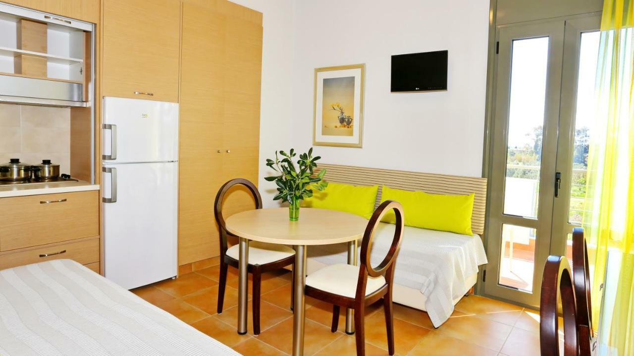 Erodios Hotel Каристос Екстериор снимка